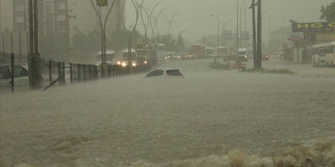 Tekirdağ'da sağanak hayatı olumsuz etkiledi