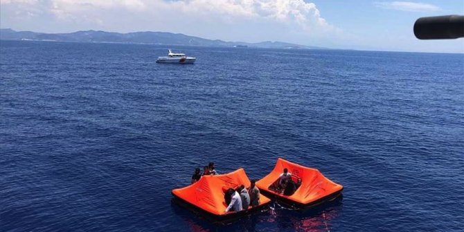 İzmir'de Yunan güvenlik güçlerince Türk kara sularına bırakılan 36 düzensiz göçmen kurtarıldı