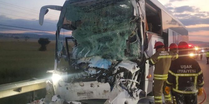 Yolcu otobüsü kamyona çarptı: 2 ölü, 18 yaralı