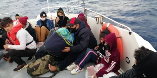 İzmir'de 21 göçmen kurtarıldı