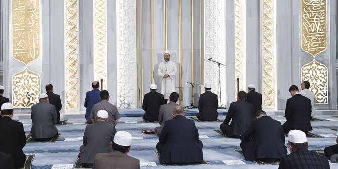 Diyanet İşleri Başkanı Erbaş, Ahmet Hamdi Akseki Camisi'nde sabah namazı kıldırdı
