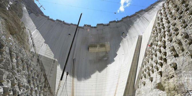 Yusufeli Barajı'nın gövde yüksekliğinde 214 metreye ulaşıldı