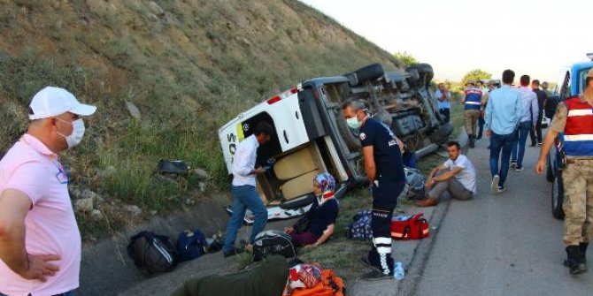 Tokat’ta lastiği patlayan minibüs devrildi: 16 yaralı