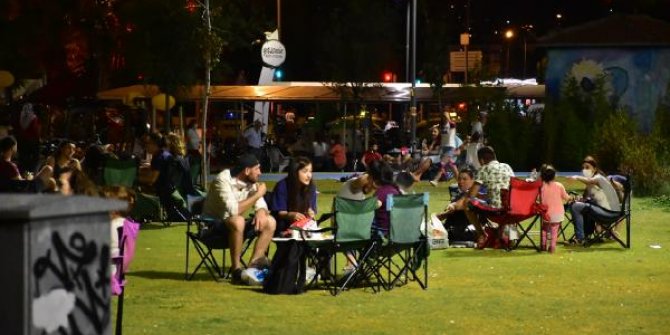İzmir'in iki yakasında da sahiller doldu, tedbirler unutuldu