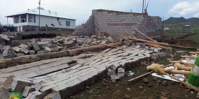 Hakkari'de fırtına nedeniyle evleri zarar görenlere 1 milyon lira destek