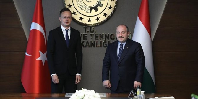 Bakan Varank, Macaristan Dışişleri ve Dış Ticaret Bakanı Szijjarto ile görüştü