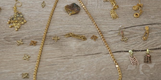 5 kuruşları eriterek yaptıkları sahte altınları kuyumculara satmışlar!