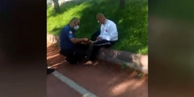 Polis memurları, ayağına cam batan kişiye pansuman yaptı