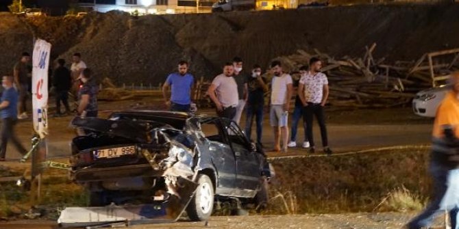 Ani fren yapan otomobil refüje düştü