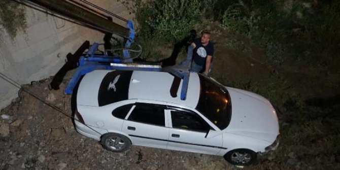 Kırıkkale'de, otomobil sulama kanalına düştü