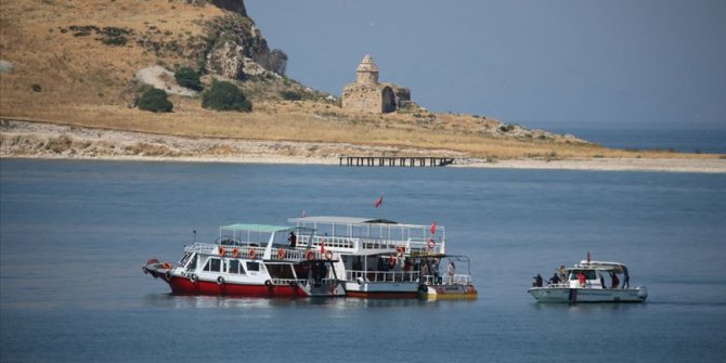 Van Gölü'nde kaybolan tekneyi arama çalışmalarında 1 kişinin daha cesedine ulaşıldı