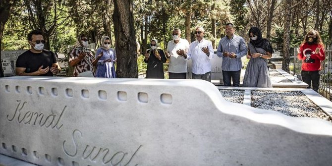 Kemal Sunal kabri başında anıldı