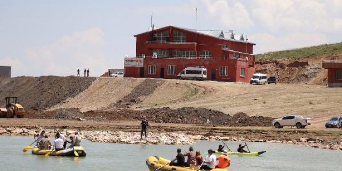 Hakkari'de 2 bin 800 rakımdaki doğal gölde kano gösterisi