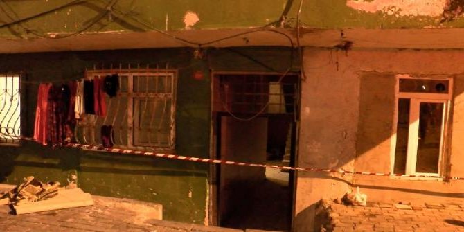 Bağcılar'da iki katlı binanın merdivenleri çöktü