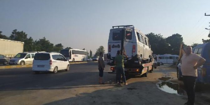 Otomobil ile tarım işçilerinin taşındığı minibüs çarpıştı