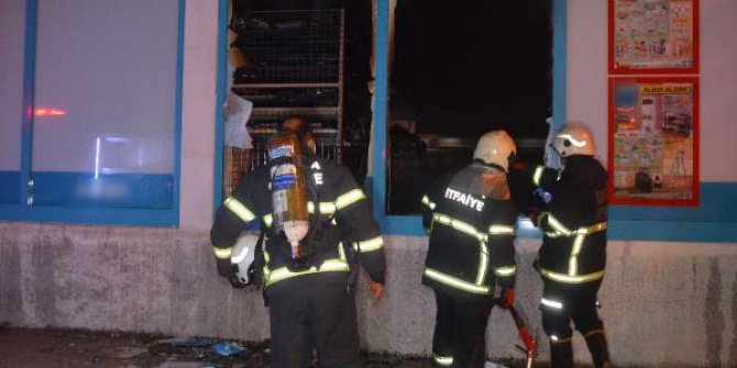 Adana'da market zincirinin şubesi, yangında küle döndü