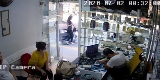 Otomobilin kadına çarpıp ardından dükkana daldığı anlar kamerada