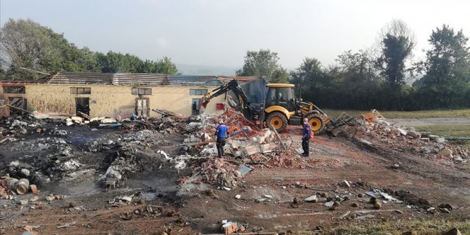 Sakarya'da itfaiye ekiplerinin soğutma ve iş makinelerinin enkaz kaldırma çalışmaları sürüyor