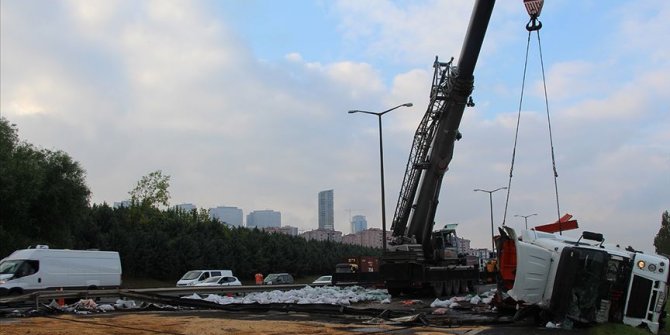TEM Otoyolu'nda devrilen tır kaldırıldı