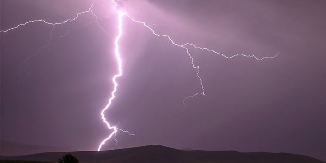 Erzurum'da iki mahalleye yıldırım düşmesi sonucu 1 kişi öldü, 4 kişi yaralandı