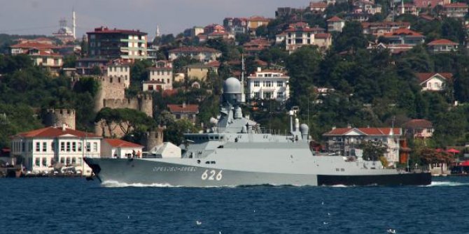 Rus savaş gemisi Boğaz'dan geçti