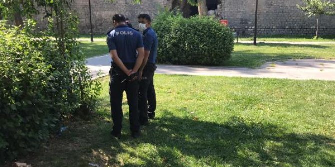 Surların gölgesinde serinlerken, silahlı saldırıya uğradı