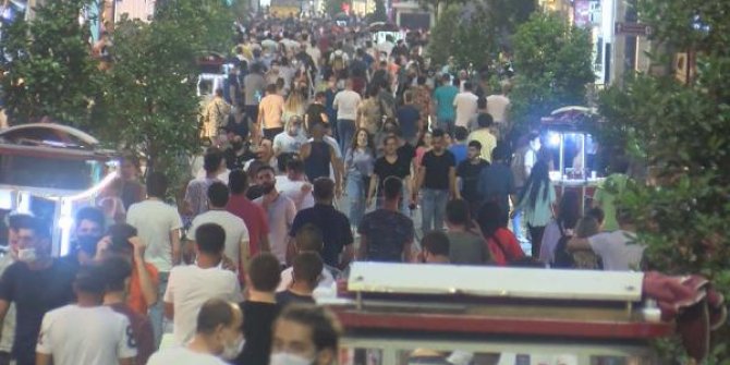 İstiklal Caddesi'nde hafta sonu yoğunluğu