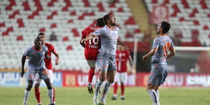 Medipol Başakşehir, Antalyaspor'un 11 maçlık yenilmezlik serisine son verdi