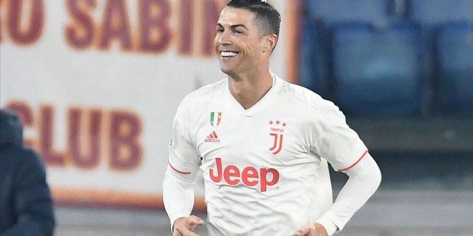 Ronaldo dünya futboluna damga vurmaya devam ediyor