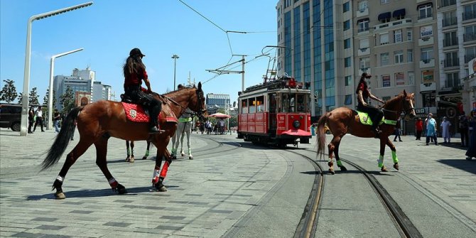 Atlı polislerden Taksim'de denetim