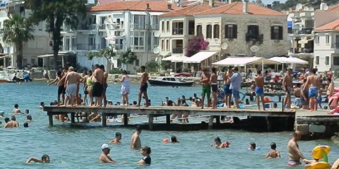 Güneşi gören denize koştu, sosyal mesafe unutuldu
