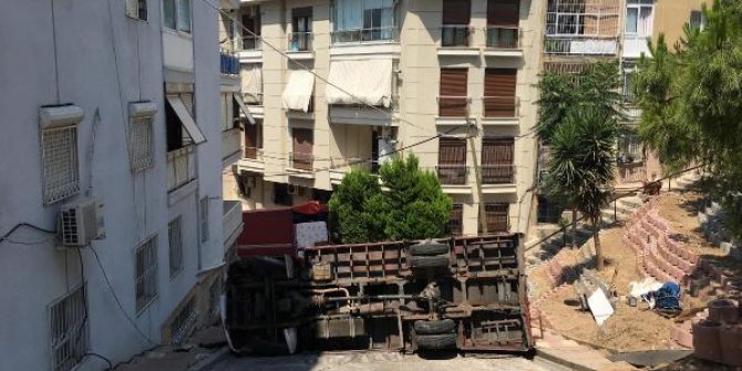 Yokuşu çıkamayan nakliye kamyonu devrildi