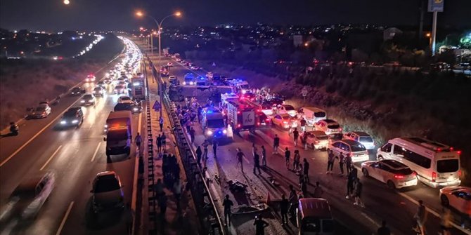 Kocaeli'de yolcu otobüsü devrildi: 1 ölü, 17 yaralı