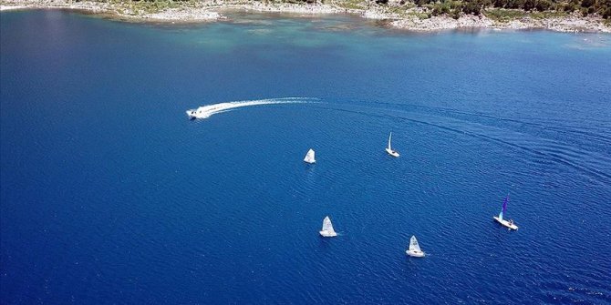 'Yeryüzü cenneti' Nemrut Krater Gölü'nde bisiklet turu ve yelken etkinliği