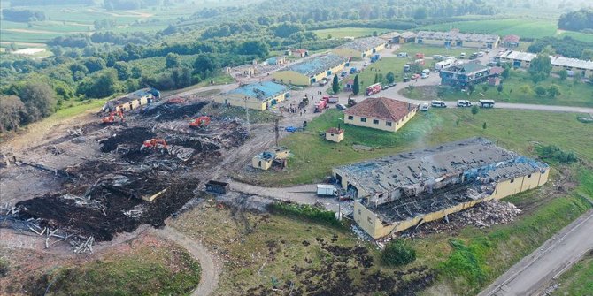 Sakarya'da patlama olan havai fişek fabrikasındaki arama kurtarma çalışmalarına tekrar başlandı
