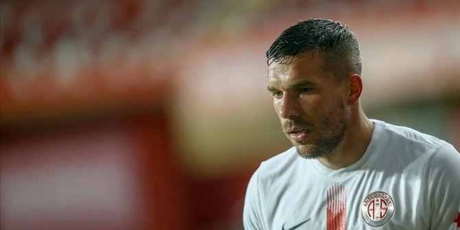 Antalyaspor'da Podolski 3-4 hafta sahalardan uzak kalacak