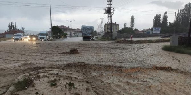 Gemerek'te sağanak yağış sele neden oldu