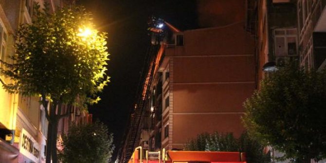 Şişli'de 3 binanın çatısı alev alev yandı