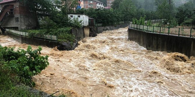 Trabzon'da şiddetli yağış heyelan ve taşkınlara yol açtı