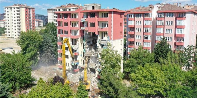 Büyükçekmece'de risk taşıyan binaların yıkımı sürüyor