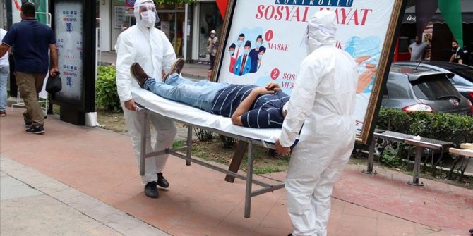 Tiyatrocular sosyal deneyle doğru maske kullanımını anlattı