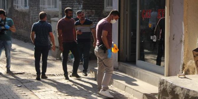 Kahvehane taradı, kaçarken hava ateş açarak 1 çocuğu vurdu