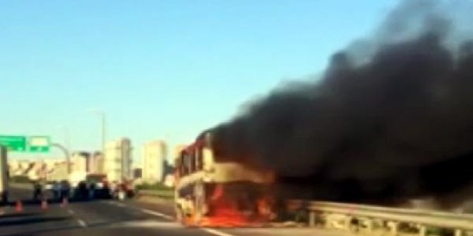 Ankara'da, hareket halindeki servis midibüsü alev aldı