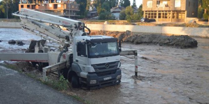 Ağrı'da Taşlıçay Deresi taştı, işçiler ölümden döndü