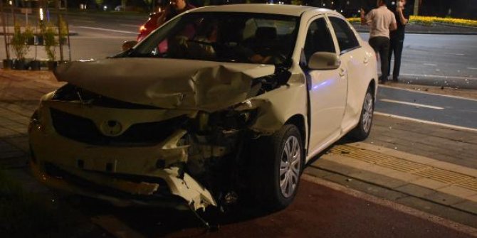 Sivas'ta otomobiller çarpıştı: 2 yaralı