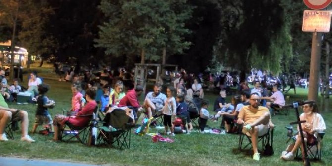 Kadıköy Caddebostan Sahili'nde maske unutuldu