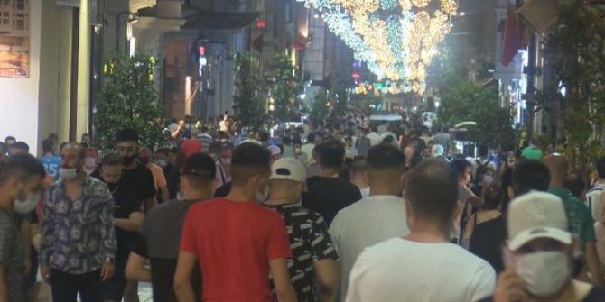 İstiklal Caddesi'nde hafta sonu yoğunluğu