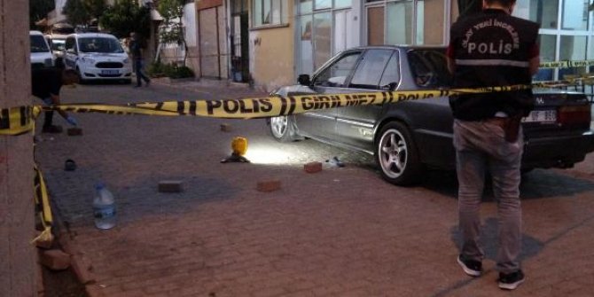 Sokakta otomobillerle karşılaşan 2 grup arasında silahlı kavga