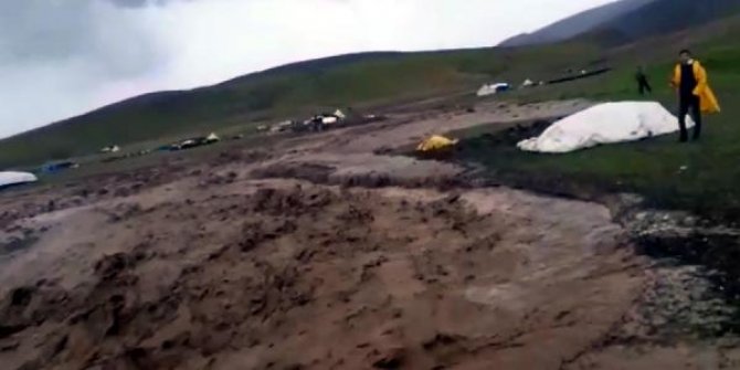 Ağrı’da dereler taştı köy ve araziler sular altında kaldı