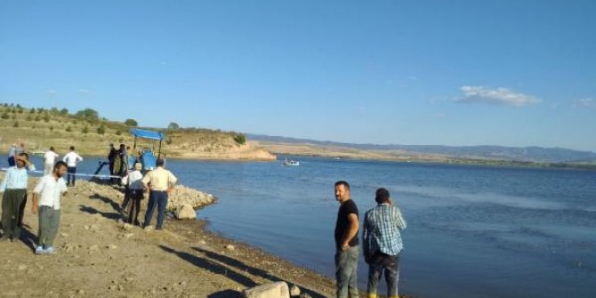 Baraj gölünde kayıkla sürüklenen oğlunu kurtarmak isterken boğuldu